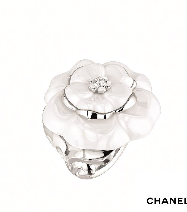 من توقيع Chanel، إختاري من مجموعة Camelia، هذا الخاتم بالحجم الكبير