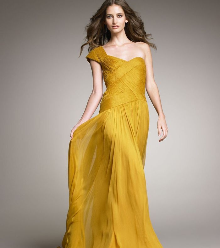الشيفون الأصفر في فستان أنيق يبرز جمال جسمك 