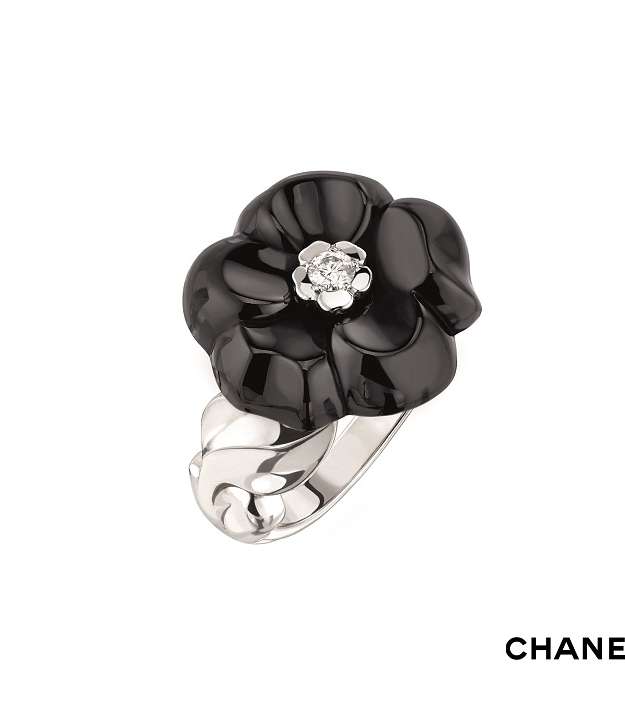 لإطلالة مميّزة، إختاري هذا الخاتم المميّز من مجموعة Camelia من CHANEL