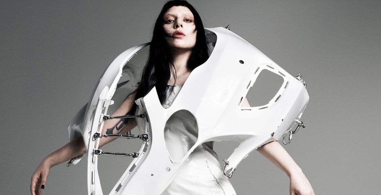 ليدي جاجا Lady Gaga فستان مصنوع من قطع السيارات