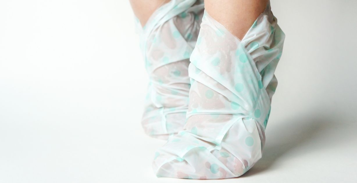 أضرار جوارب التقشير وخطوات فعالة للتخلص من مشاكل القدم