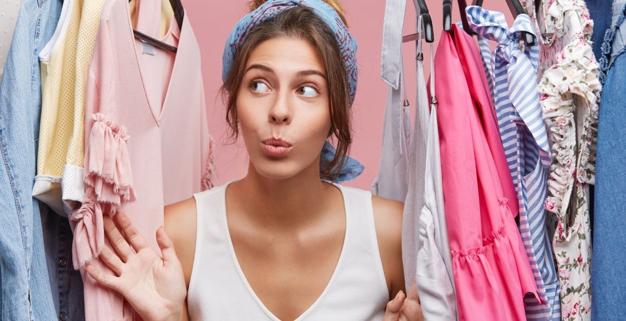 أخطاء شائعة عند توضيب الملابس تسبب الفوضى وتعرضها للتلف