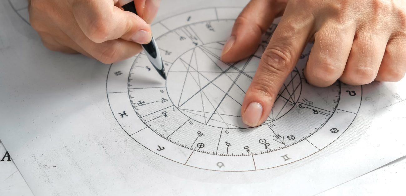 دراسة الفلك والكواكب وتوقعات الأبراج