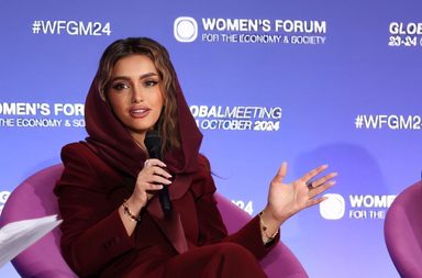 أشواق الشـثري أول سعودية تعتلي منصة منظمة Women's Forum العالمية في فرنسا