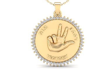 Etika Jewels تحتفل باليوم الوطني الإماراتي بتصميم قلادة Tribute Medallion